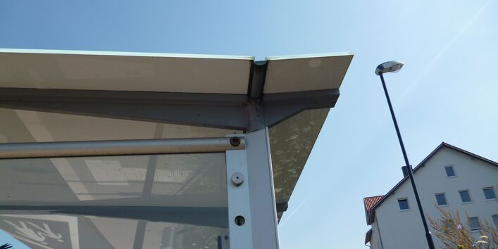 Überdachte Bushaltestelle