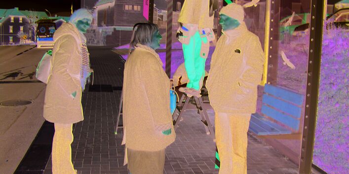 Personen stehen vor einer Bushaltestelle, eine Person steht auf einer Leiter und beklebt das Dach der Bushaltestelle mit der Folie