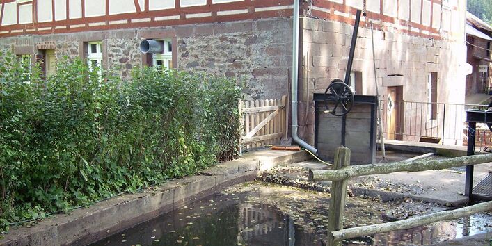 Fachwerkhaus mit Wasserbecken