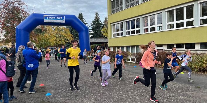Im Oktober 2025 veranstalteten wir mit unserem Förderverein einen Spendenlauf, bei dem wir eine unglaublich hohe Resonanz hatten. Vor allem die Kinder waren kaum zu bremsen.