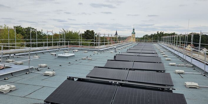 Die im Sommer 2025 errichtete PV-Anlage deckt einen Großteil unseres Strombedarfs ab.