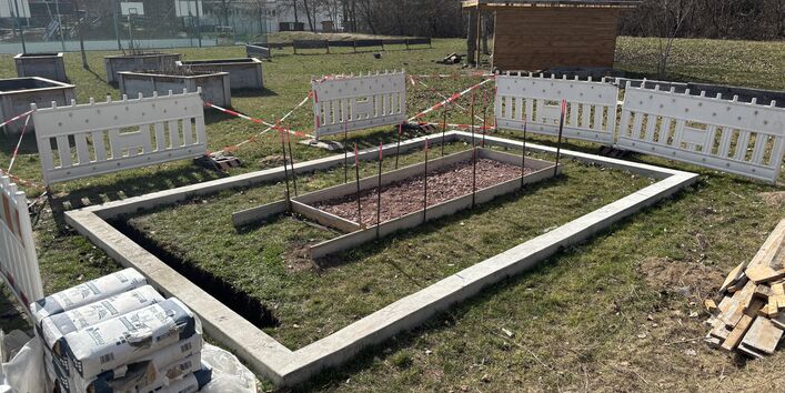 Das Bild zeigt das fertige Außenfundament mit der bereits vorbereitet Innenfläche für den Wassertank der Aquaponikanalge.