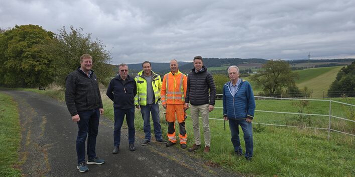 Das Bild zeigt die gemeinsame Begehung im Einzugsgebiet Bertholdsbach: Bürgermeister beider betroffenen Gemeinden, Jagdvorstände, Ortskundige und das ALE Oberfranken begutachten Problemstellen und Fließwege im Gelände