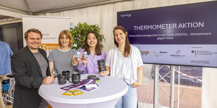 Mitarbeitende im HEATS-Projekt zum Start der Thermometeraktion am Hitzeaktionstag in Hamm verteilen die Datenlogger an Interessierete