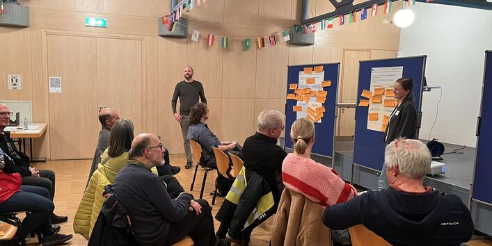 Die Aufnahme vermittelt einen Einblick in den Workshop mit der Hertener Bevölkerung, in dem gemeinsam Handlungsoptionen und konkrete Maßnahmen diskutiert wurden.