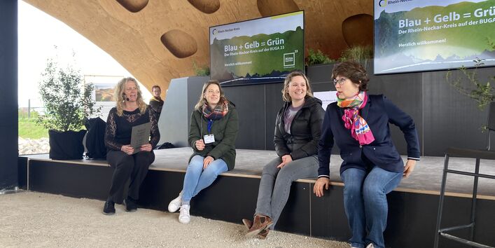 Das Bild zeigt zwei Wissenschaftlerinnen mit zwei Akteurinnen eines Improtheaters bei einem gemeinsamen Event auf der Bundesgartenschau in Mannheim im Mai 2023.