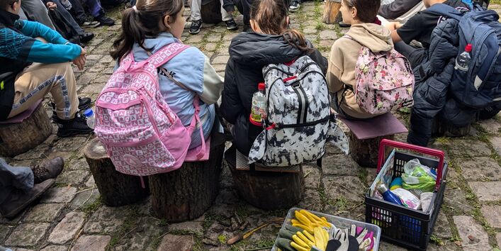 Das Bild zeigt eine Schulklasse zu Besuch bei uns im Stadtpark auf der Wiemkerei