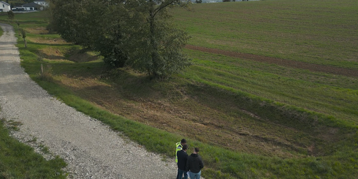 Das Bild zeigt mehrere hintereinander geschaltete, naturbasierte Rückhaltekaskaden aus der Vogelperspektive. Diese sollen die Ortschaft Scherneck in der Gemeinde Untersiemau vor Starkregen schützen und sind auf ein HQ100 ausgelegt.