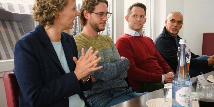 Das Bild zeigt eine Diskussionsrunde beim Wassersymposium. Vertreter aus Technik, Angelverein und Infrastruktur diskutieren gemeinsam die Weiterentwicklung der klimaadaptiven Schöpfwerksteuerung.