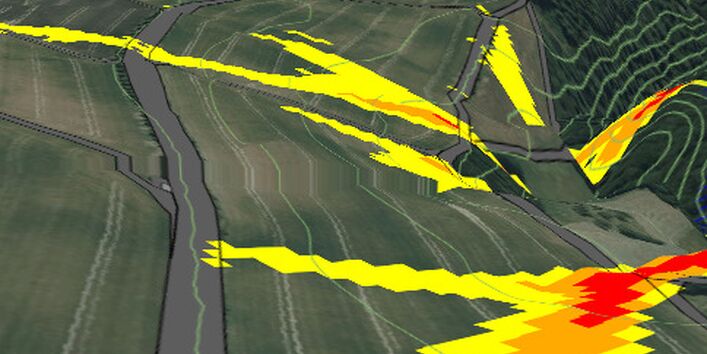 Gebietsanalyse einer Berglandschaft, in der Hochwassergefahren gekennzeichnet sind.