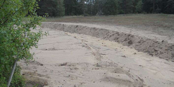 Der sich im Bau befindliche, abgesteckte Graben.