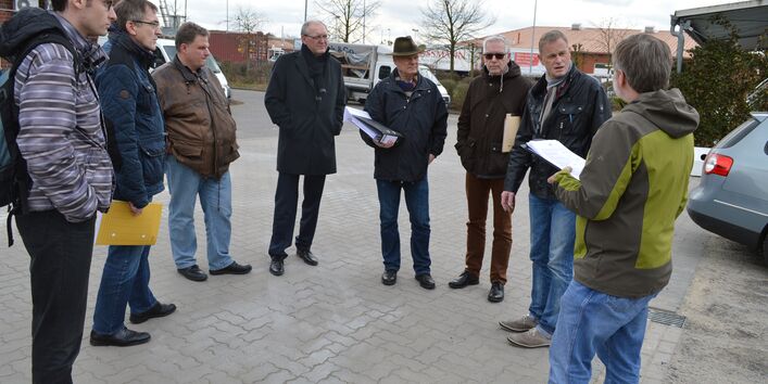 8 Personen stehen auf einem Betriebsgelände