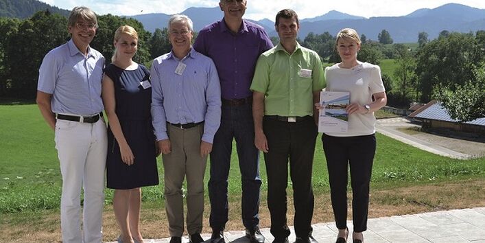 Gruppenbild der Abschlussveranstaltung vor einer Berglandschaft (von links nach rechts: Prof. Dr. Jürgen Schmude (LMU München) , Ruth Berkmüller (bifa Umweltinstitut), Dr. Michael Schneider (bifa Umweltinstitut), Georg Overs (Tegernseer Tal Tourismus), Andreas Horneber (IHK Nürnberg), Dr. Christina Hans (LMU München))