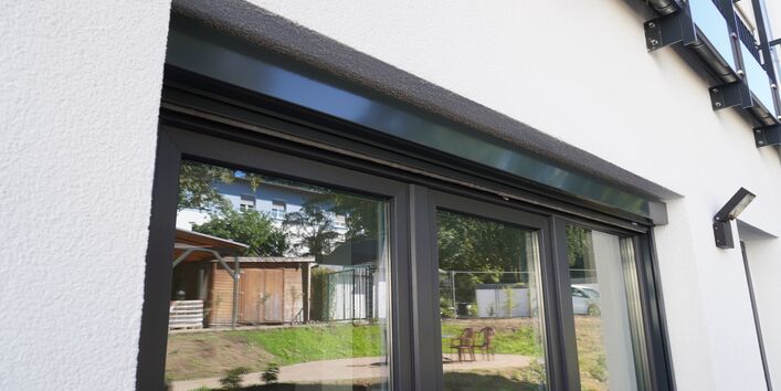 Fotografie eines Fensters und der außen liegenden Verschattung.