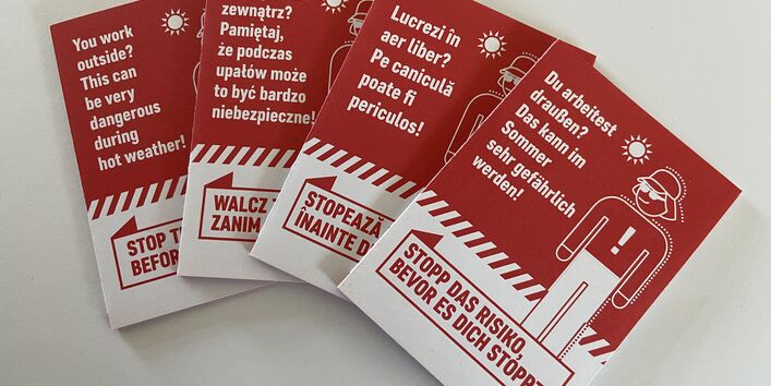 Fotografie von vier Flyern in jeweils unterschiedlicher Sprache.