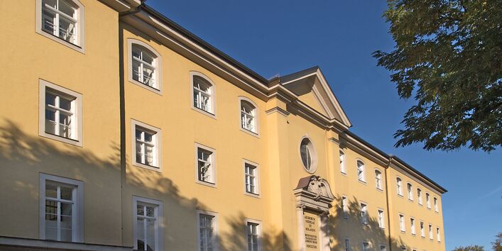 Außenfassade des Klinikums Uni München in der Sonne.