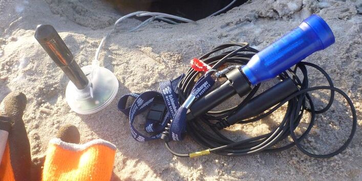 Ein Datenlogger steckt im Sand