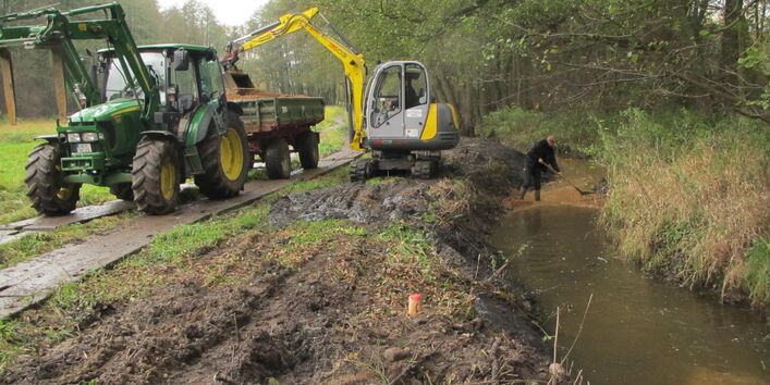 Während der naturnahen Umgestaltung des Röbbelbachs (Foto: Ingmar Sannes)