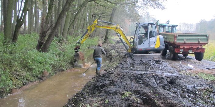Material wird in das Flußbett eingebracht (Foto: Ingmar Sannes)