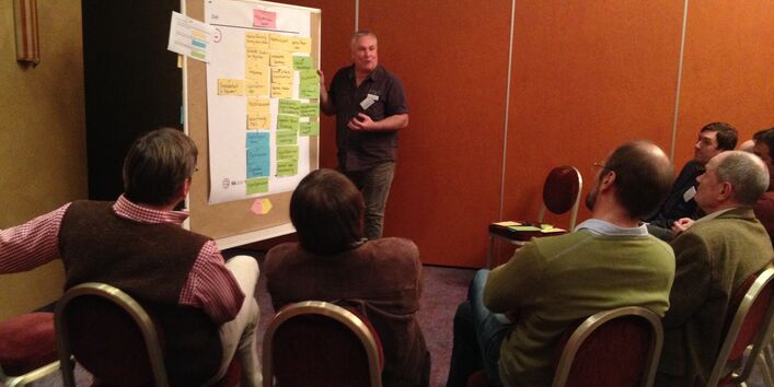 Präsentation vor einer Gruppe.