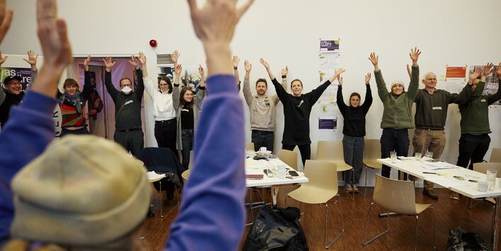 Das Bild zeigt Teilnehmende am co-kreativen Workshop zum Thema Hitze bei einer Übung