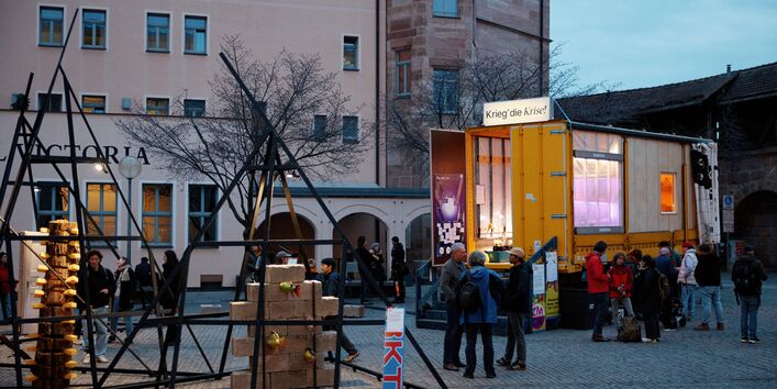 Das Bild zeigt die Inszenierung des Krisenszenarios von 2035 von "Was wäre, wenn…?" im April 2023