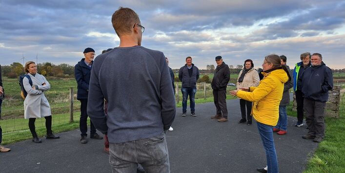 Teilnehmende des Ökowerk-Seminars zum Deichbau.
