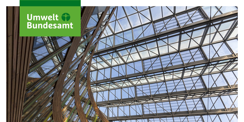 Das Einstiegsbild für den Newsletter zeigt das Logo des Umweltbundesamtes und das Dach des Gebäudes in Dessau