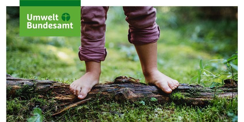 Das Einstiegsbild für den Newsletter zeigt die Füße eines Kindes, das barfuß im Wald steht