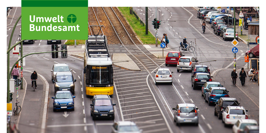 Das Einstiegsbild für den Newsletter zeigt verschiedene Verkehrsarten auf einer Straße in Berlin