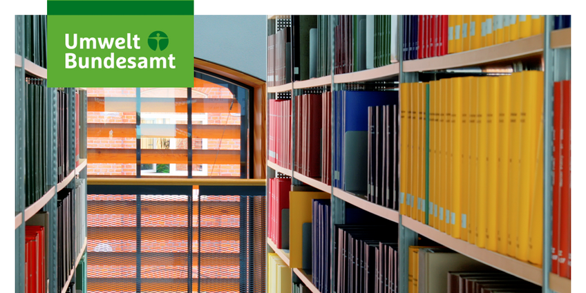 Das Einstiegsbild für den Newsletter zeigt eine Regalreihe mit Büchern in der Bibliothek in Dessau