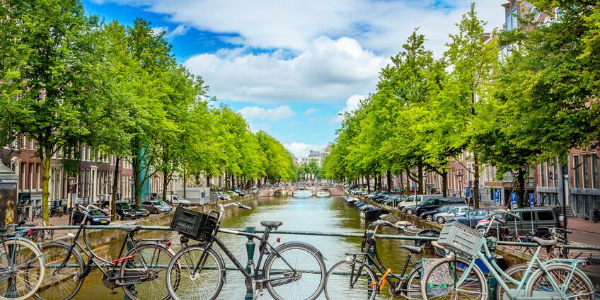 Fahrräder und ein Kanal in Amsterdam