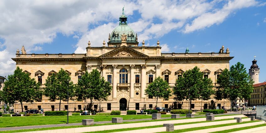 Außenansicht des Bundesverwaltungsgerichts vor blauem Himmel