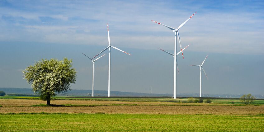 Fünf Windenergieanlagen auf einem Feld