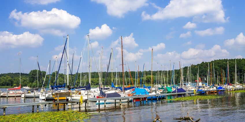 Ein Yachthafen 