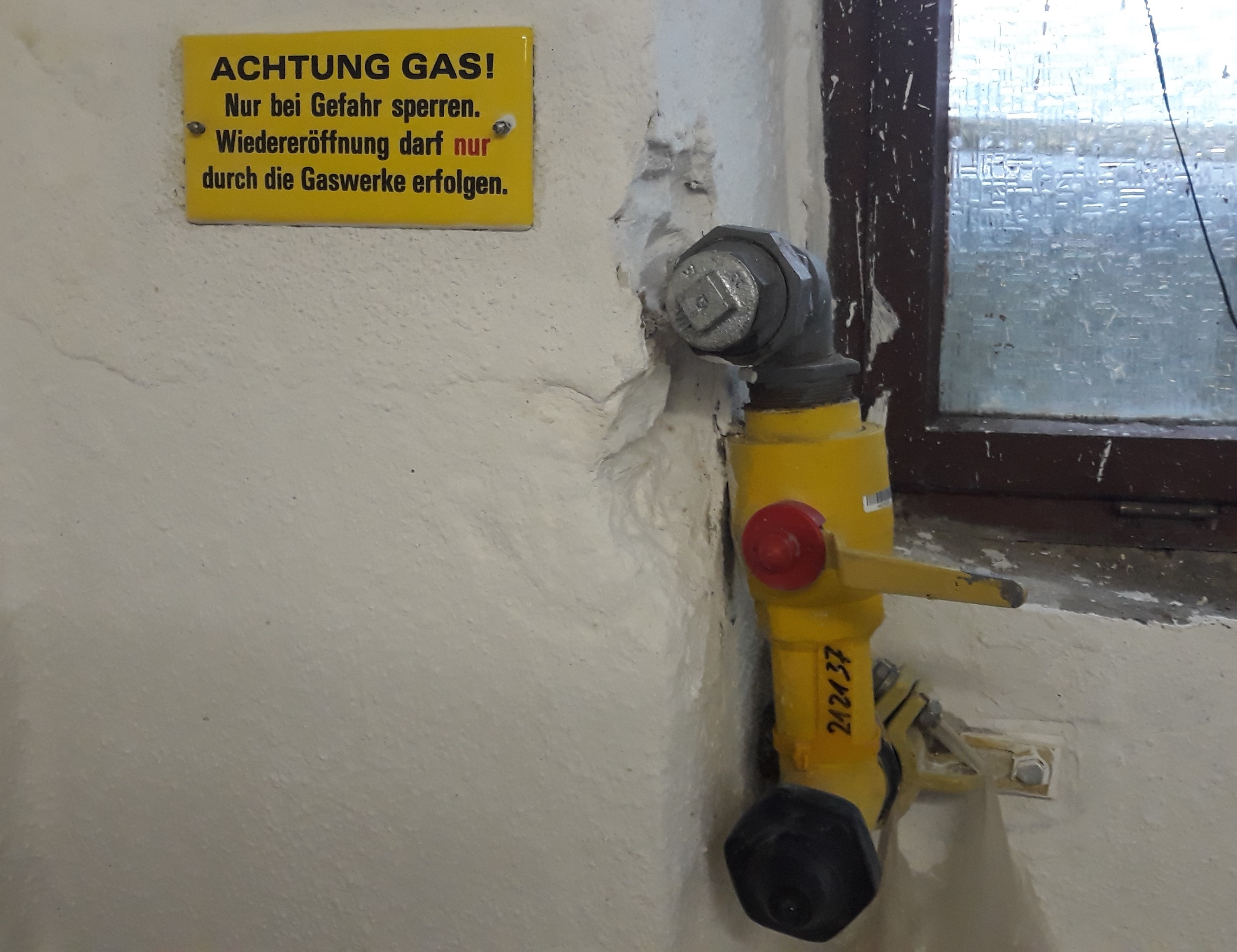 Ein stillgelegter Gasanschluss ohne Gaszähler.