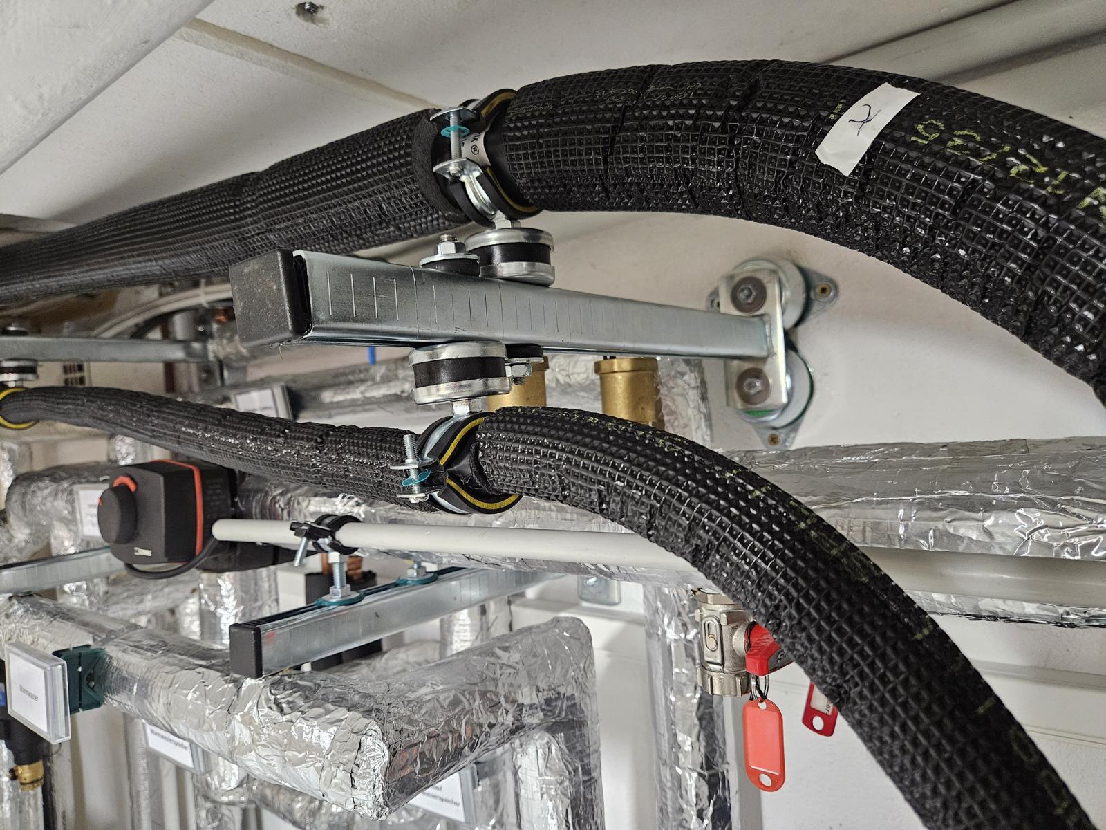 Schienenkonsolen mit schallentkoppelter Befestigung an der Wand