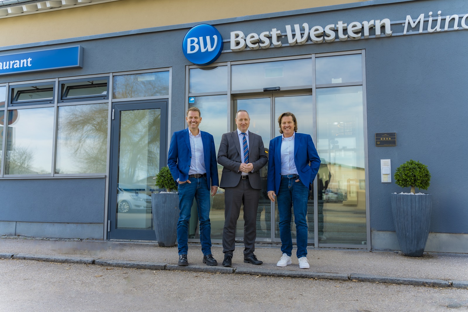 Hotel Best Western Eingang mit dem Hoteldirektor Christian Wolf und den Inhabern von KlimaShop! Peter und Armin Spenlger 