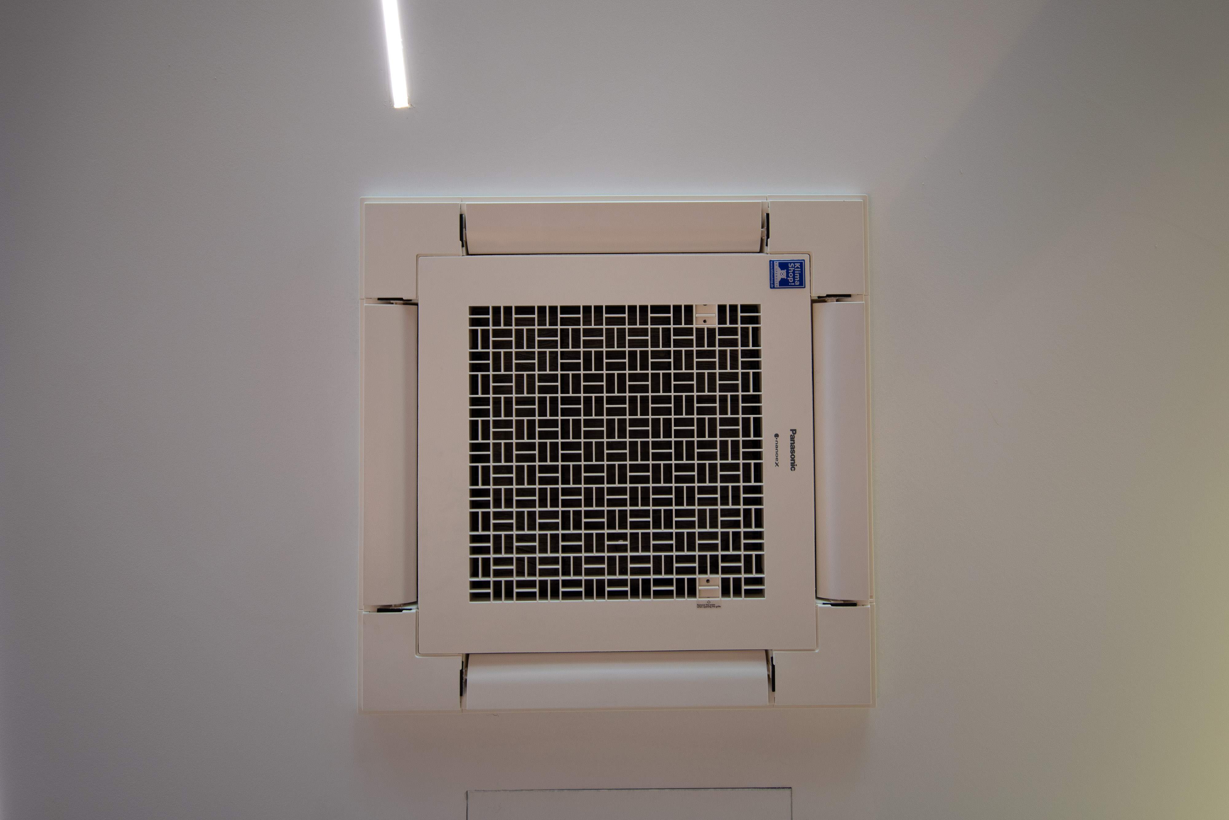 Eine Deckenkassette der Klimaanlage der Luft-Luft-Wärmepumpe im Innenbereich.