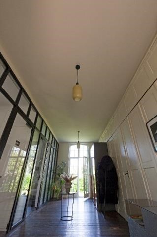 Altbau fit für die Wärmepumpe: Blick in den sanierten Hausflur mit (nicht sichbarer) Deckenheizung