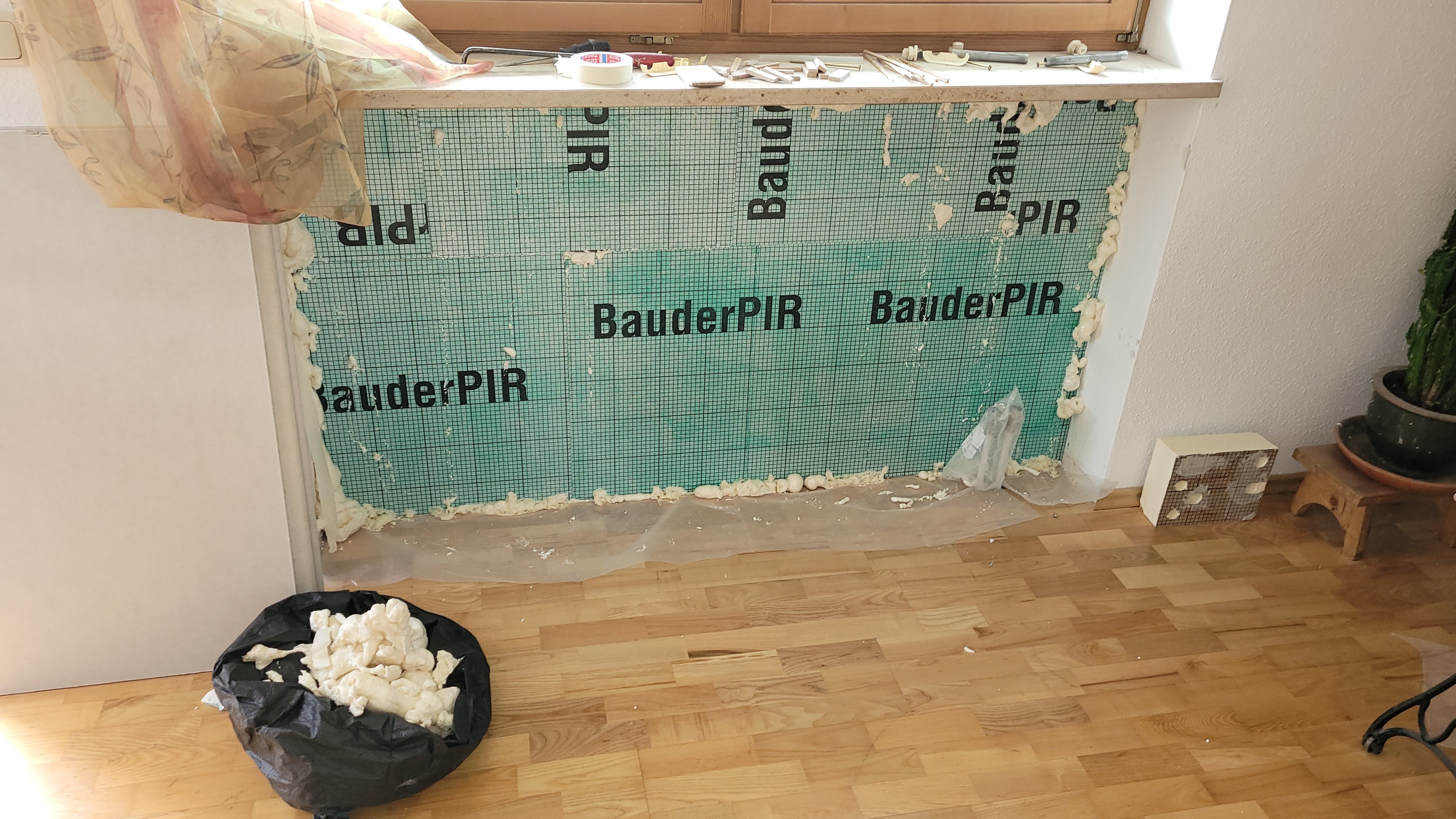 Die Dämmung der Heizkörpernischen.