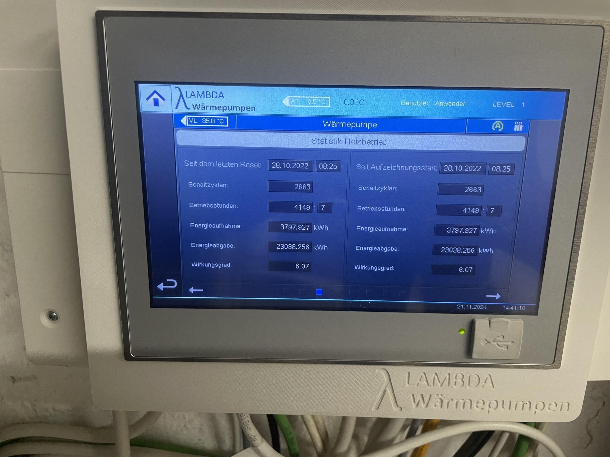 Das Display zeigt die Jahresarbeitszahl fürs Heizen nach über 2 Jahren