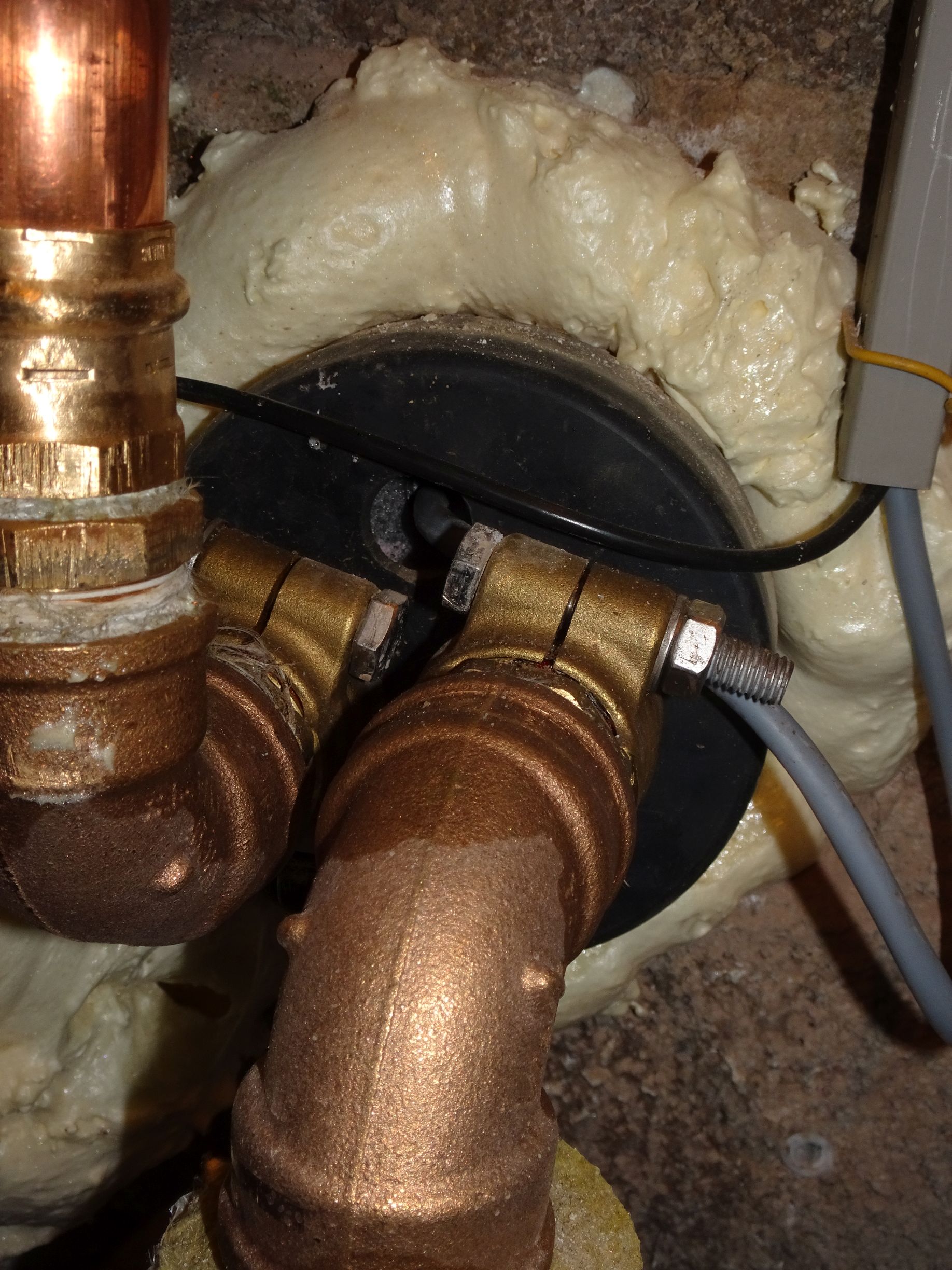 Kernbohrung mit isoliertem Fernwärmerohr