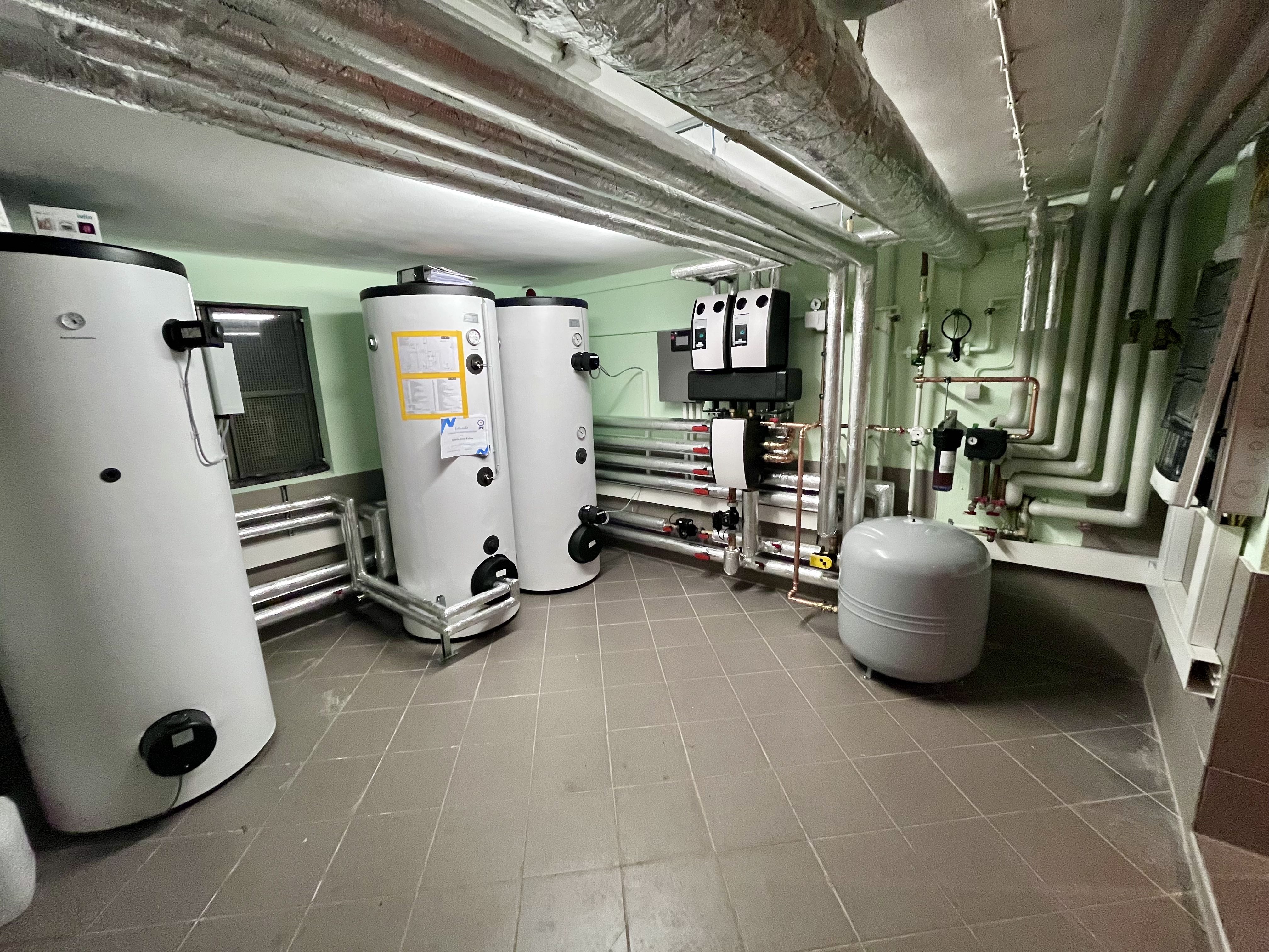 Heizungsraum inkl. Pufferspeicher, Solarthermiespeicher und Frischwasserstation