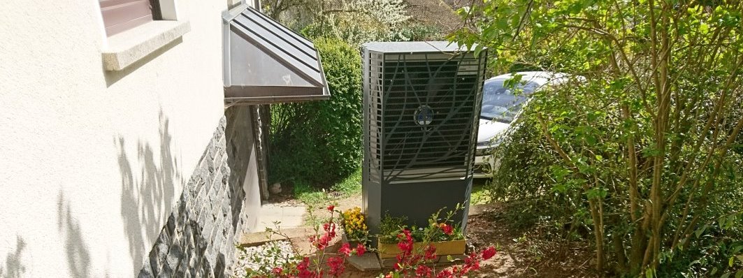 Außeneinheit der Wärmepumpe vor dem Gebäude