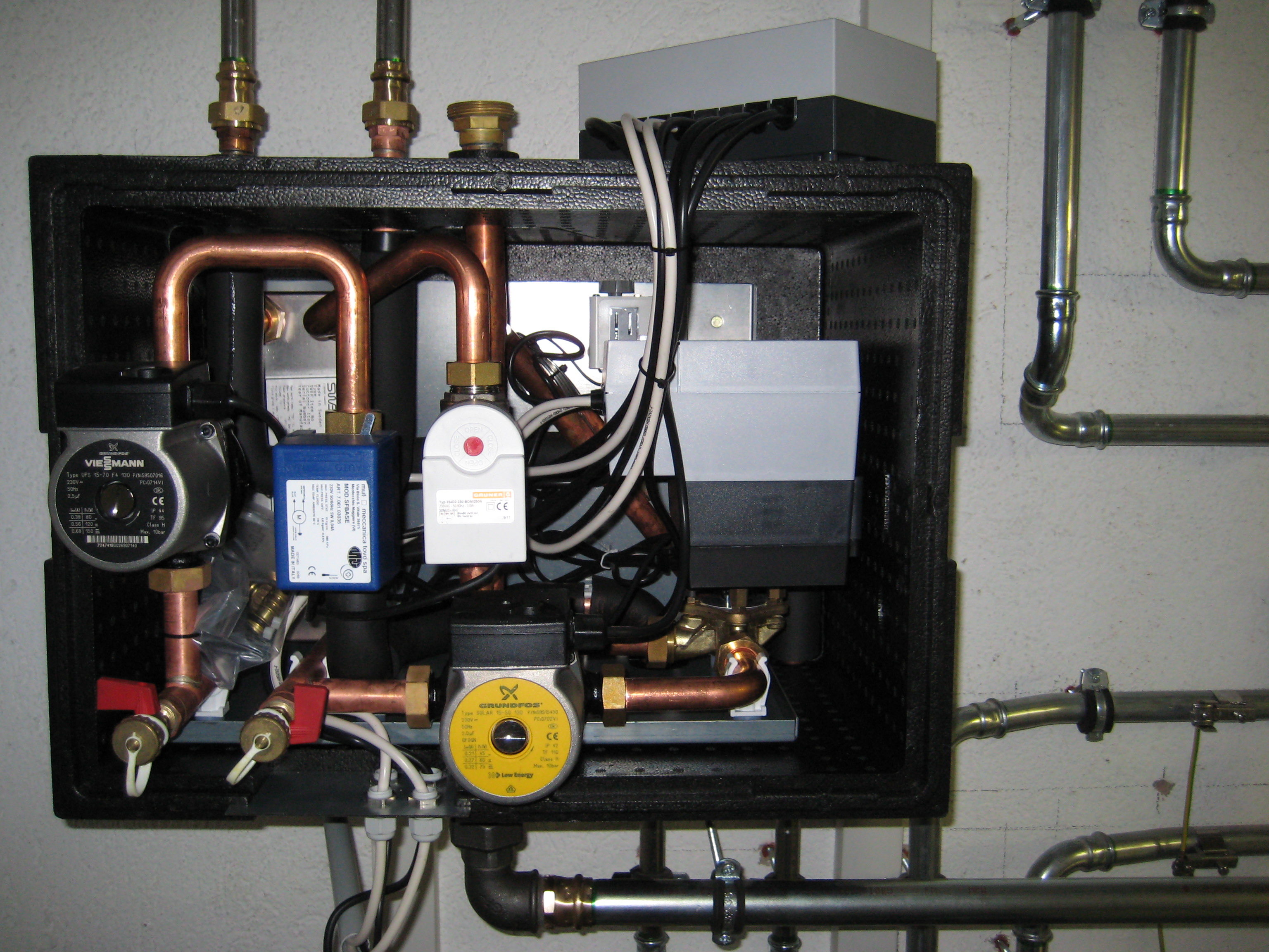 Bauteil mit Pumpen, Rohren, Kabeln und Ventilen