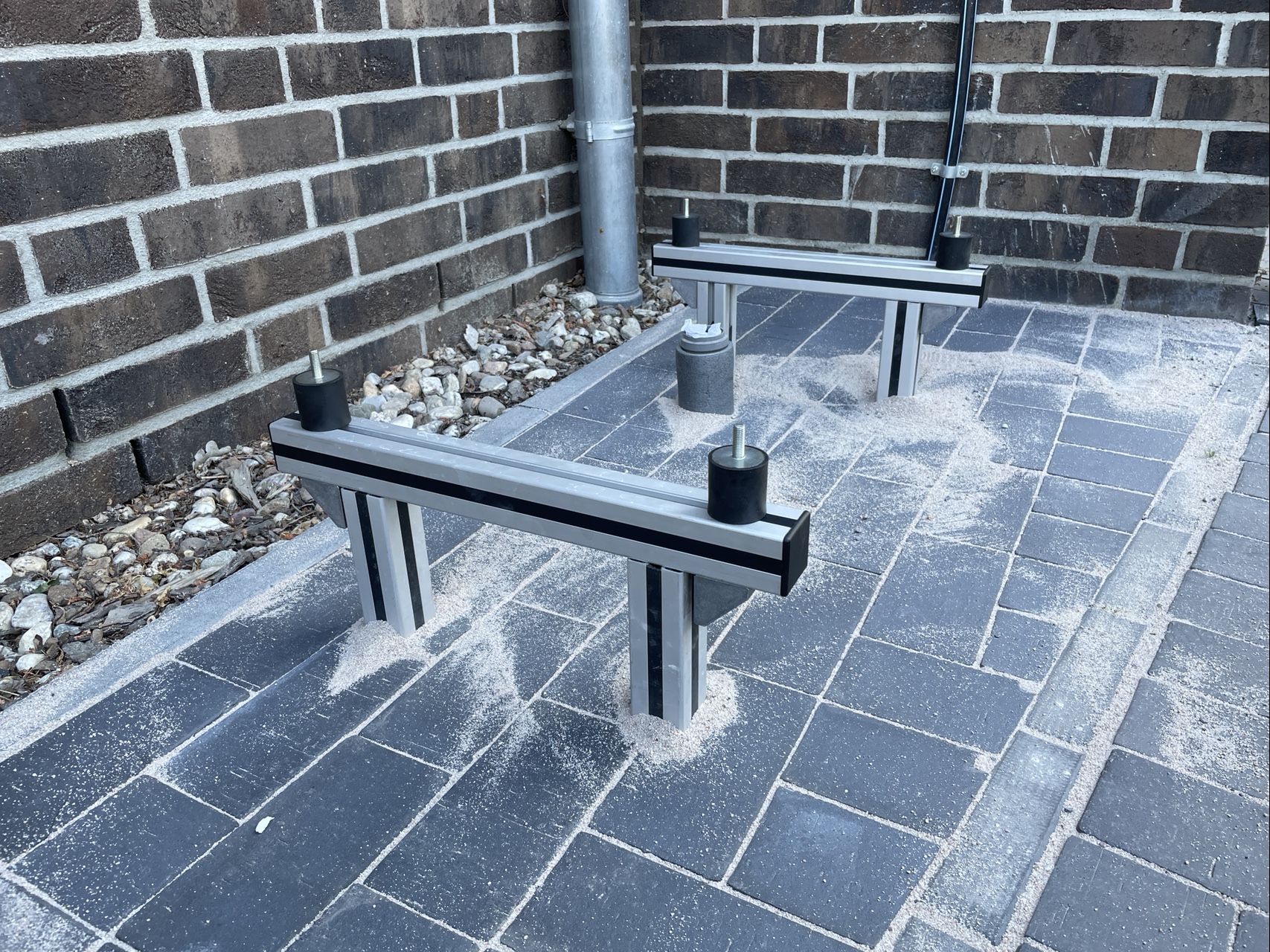 Das Gestell für die Außeneinheit der Wärmepumpe.