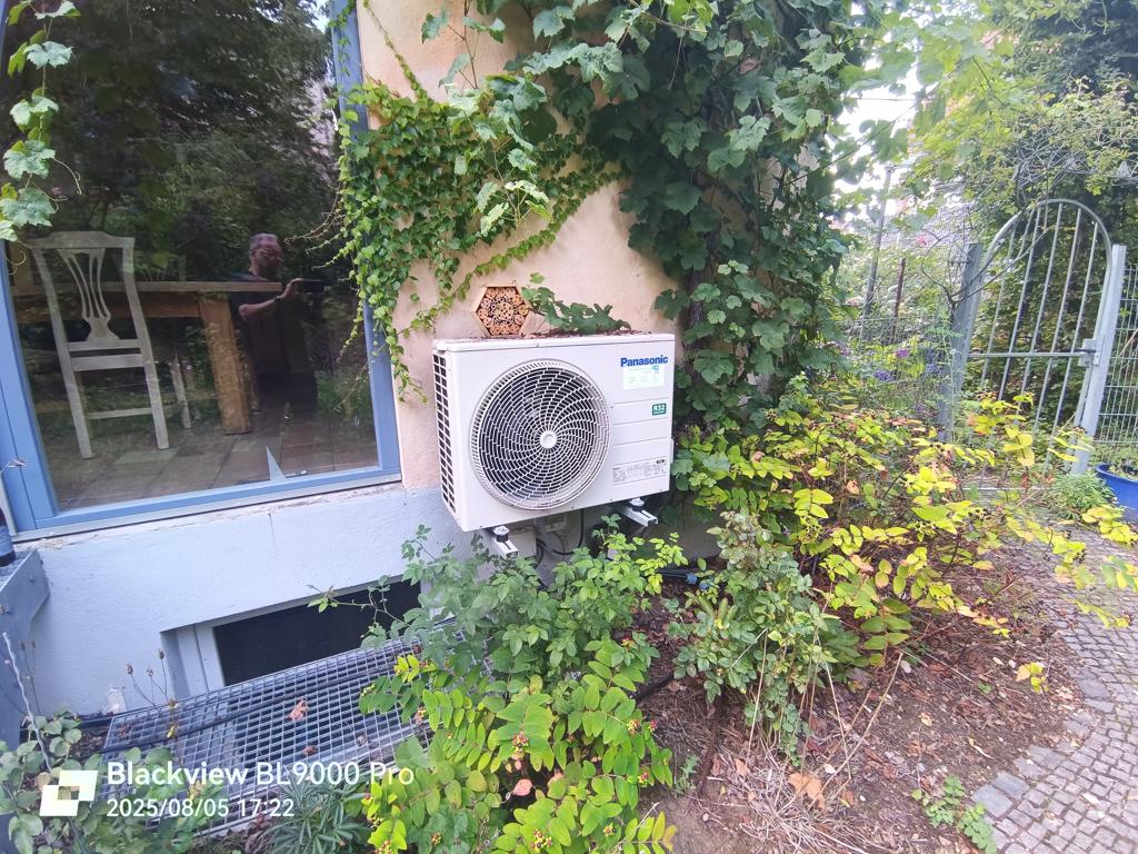 Außeneinheit Klimagerät an Hauswand montiert