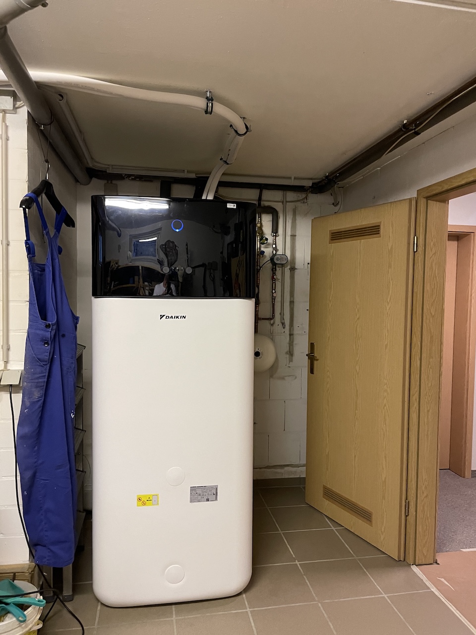 Innengerät der Wärmepumpe im Keller