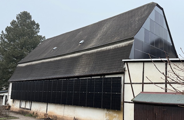 Eine Scheune mit Solarpaneele an einer Seitenwand und einer Giebelwand